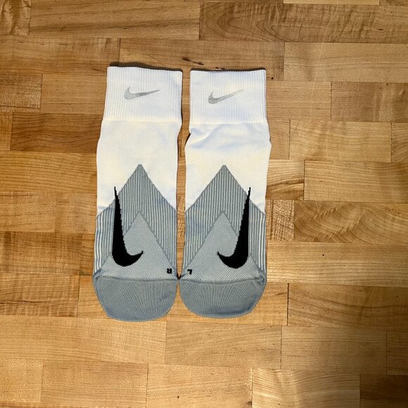 Men's Medium 8-9.5 Nike Spark Lightweight Dri Fit Quarter Crew Running Socks - Picture 1 of 3